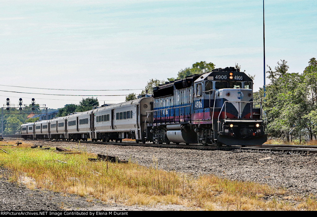 MNCR 4906 on train 1113